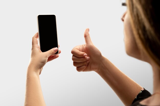 Frau mit Gadget auf weißem Hintergrund