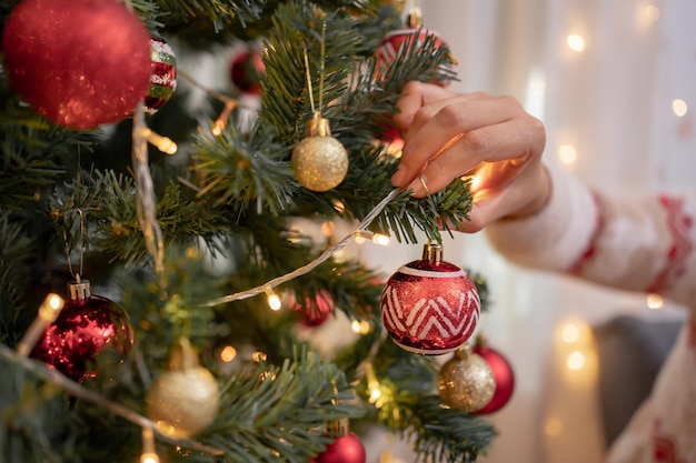 Frau mit Geschenk und Geschenk für Weihnachts- und Neujahrsparty zu Hause.