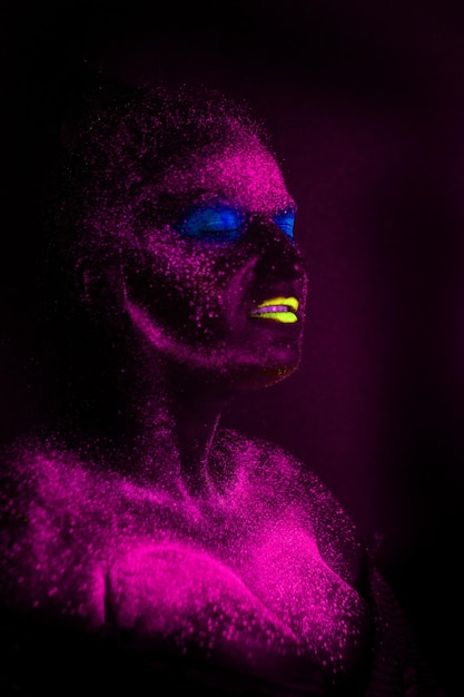 Frau mit geschlossenen Augen in Neon-Make-up