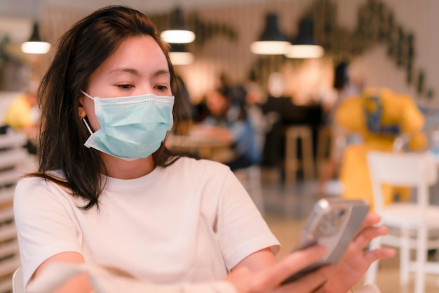 Frau mit gesunder Maske im Restaurant