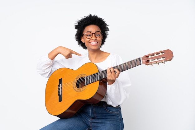 Frau mit Gitarre über isolierte Mauer