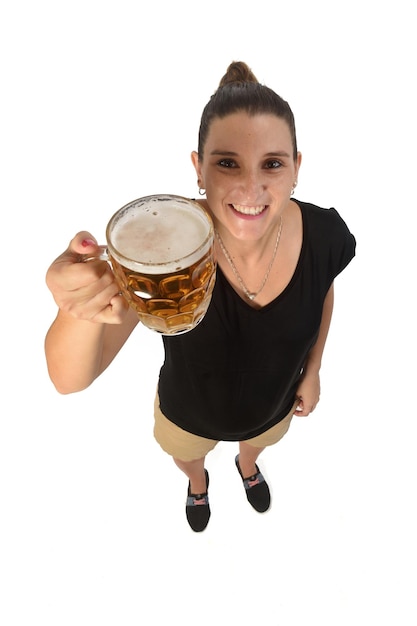 Foto frau mit glas bier auf weißem hintergrund