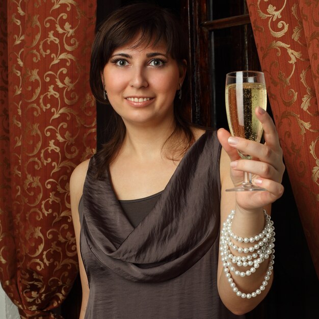 Foto frau mit glas champagner - prost