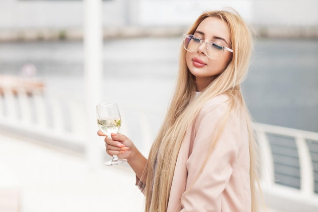 Frau mit Glas Wein.