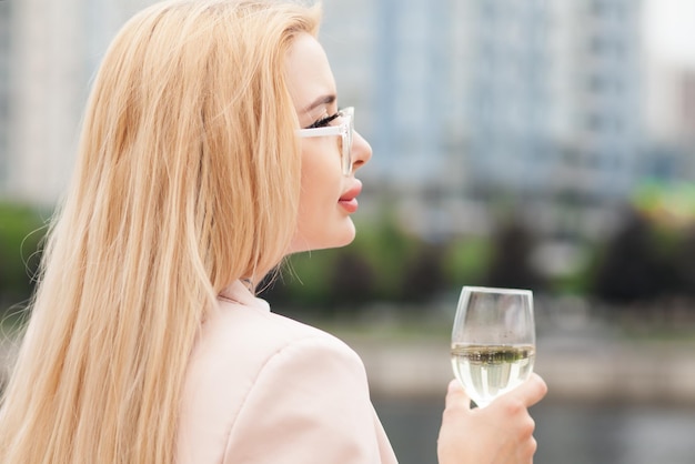 Frau mit Glas Wein.