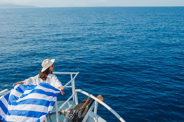 Frau mit griechischer Flagge auf der Insel Lefkada