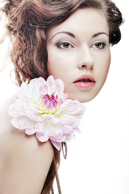 Frau mit großen rosa Blumen