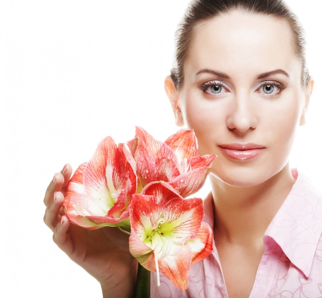 Frau mit großer rosa Blume