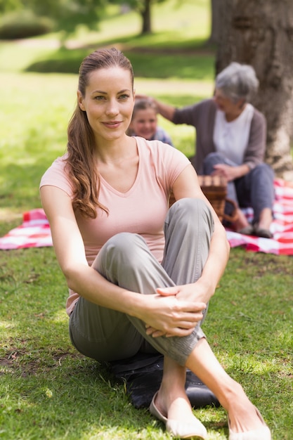 Frau mit Großmutter und Enkelin im Hintergrund am Park