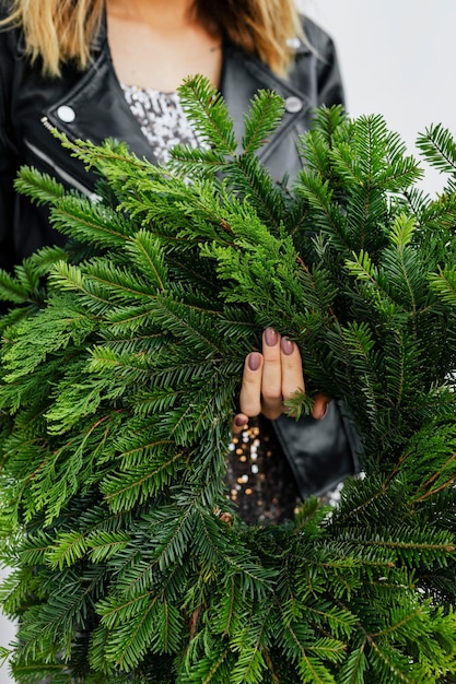 Foto frau mit grünem weihnachtskranz