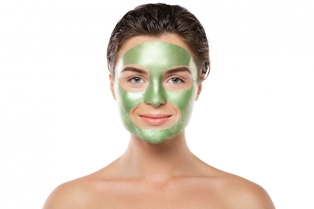 Frau mit grüner Abziehmaske auf ihrem Gesicht