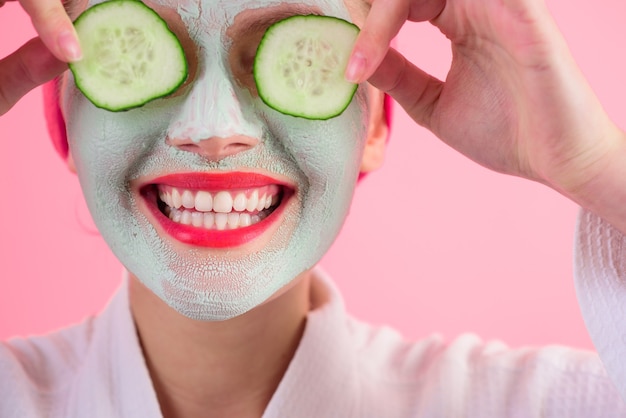 Frau mit Gurkenmaske im Gesicht Nahaufnahme Schönheitsbehandlungen Gesichts-Ton-Maske Spa-Kosmetik-Maske