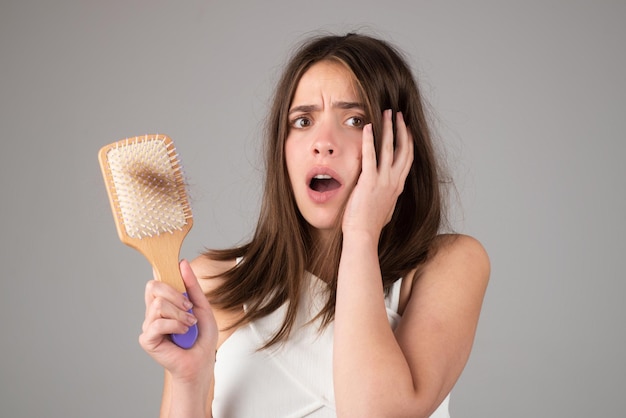 Frau mit Haarausfallproblemen sorgt sich um Haarausfall