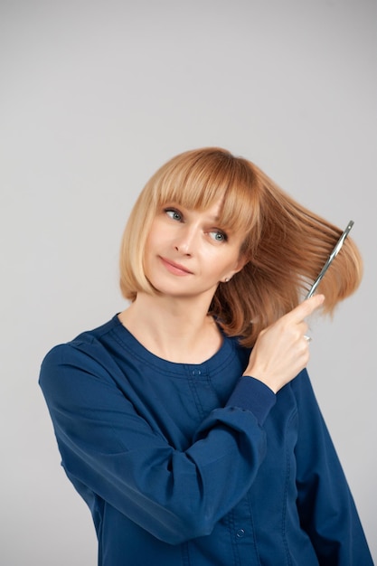 Frau mit Haarbürsten im Hintergrund. Arzt