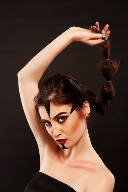 Frau mit Haaren wie ein Skorpion posiert im Studio