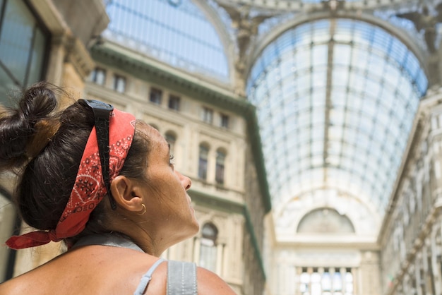 Frau mit Haaren zurück zur Kamera mit Blick auf die Galerie Umberto I von Neapel. Italien (selektiver Fokus).