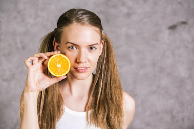 Frau mit halber Orange