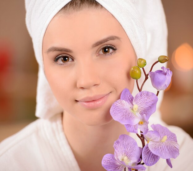 Frau mit Handtuch auf dem Kopf. Spa-Salon