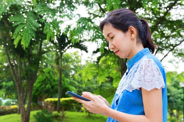 Frau mit Handy am Naturpark