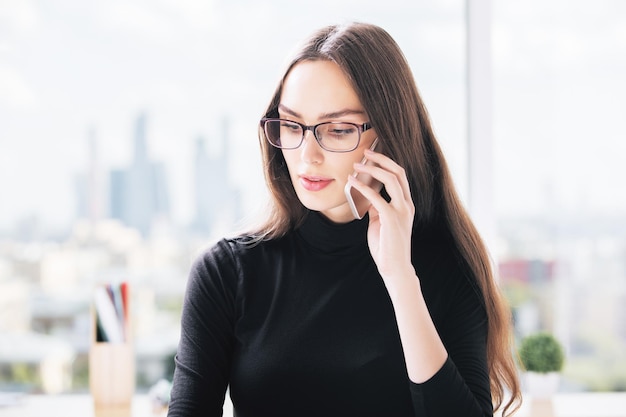 Frau mit Handy-Gespräch