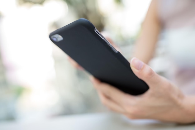 Frau mit Handy zum Surfen