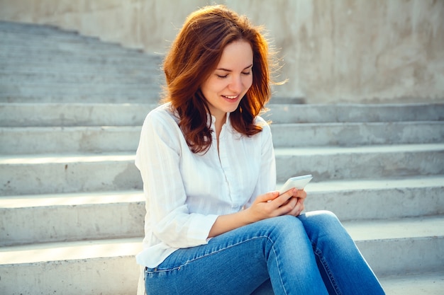 Frau mit Handy