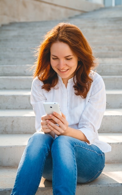 Frau mit Handy