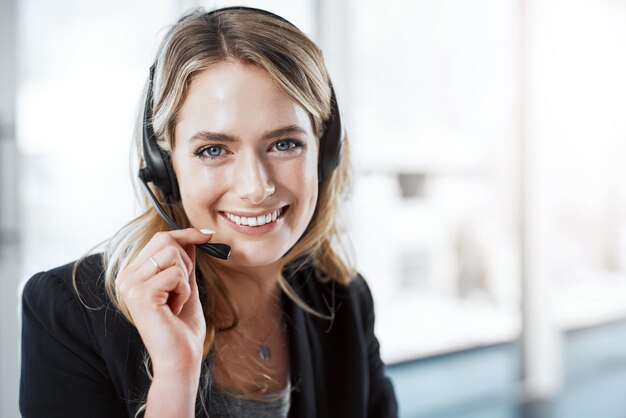 Frau mit Headset-Callcenter und Lächeln im Porträt-Telefonanruf mit Kommunikation und CRM mit Mockup-Bereich Kundenservice-Telemarketing und weibliche Beraterin am Helpdesk und kontaktieren Sie uns