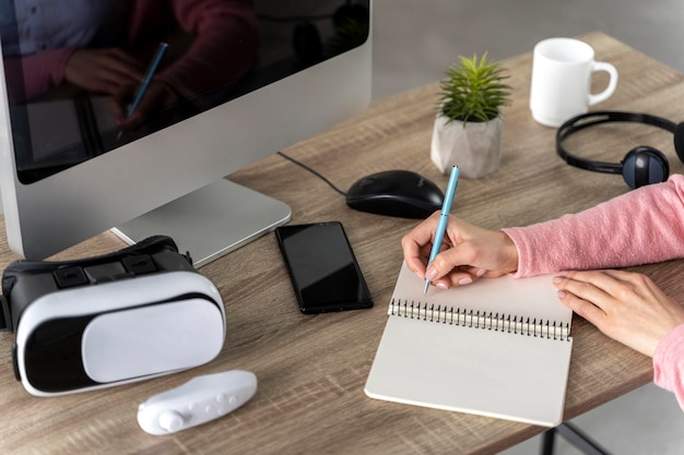 Foto frau mit headset, das am computer nahe arbeitet