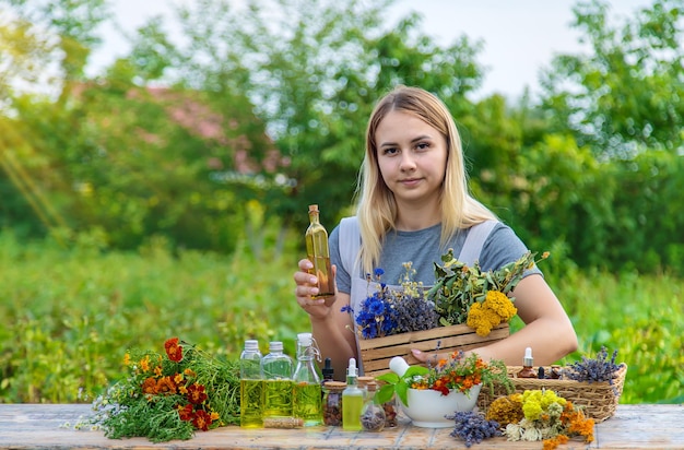 Frau mit Heilkräutern und Tinkturen Selektiver Fokus