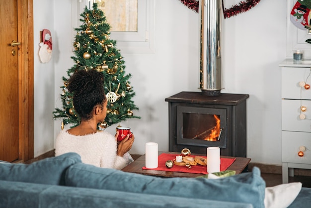 Frau mit heißem Getränk zu Weihnachten