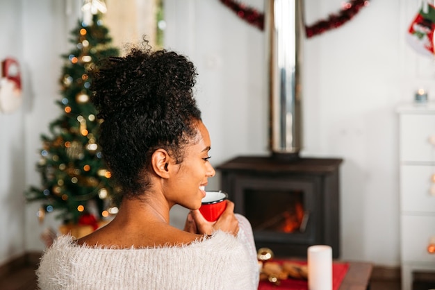 Frau mit heißem Getränk zu Weihnachten