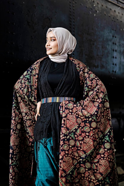 Frau mit Hijab und Batik