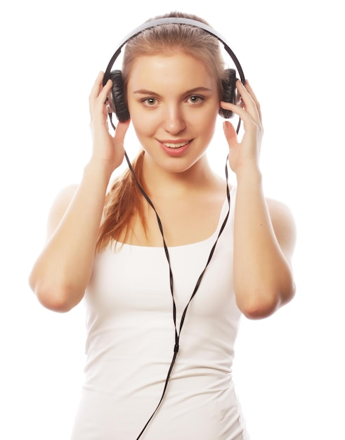 Frau mit hörender Musik der Kopfhörer Musikjugendlichmädchen lokalisiert auf Weiß