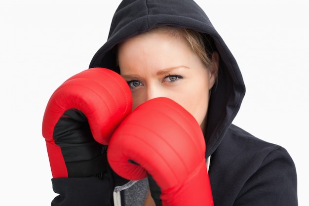 Frau mit Hoodie Boxen