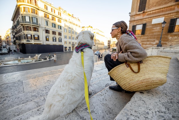 Frau mit Hund auf der berühmten spanischen Treppe in Rom