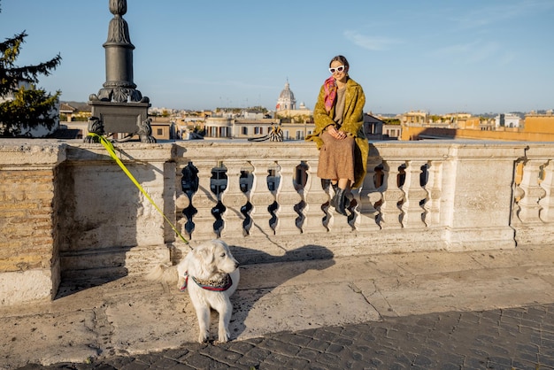 Frau mit Hund genießt das schöne Stadtbild der Altstadt von Rom