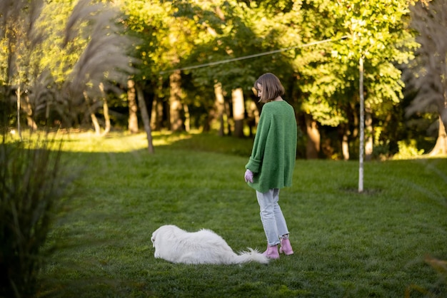 Frau mit Hund im Hinterhof