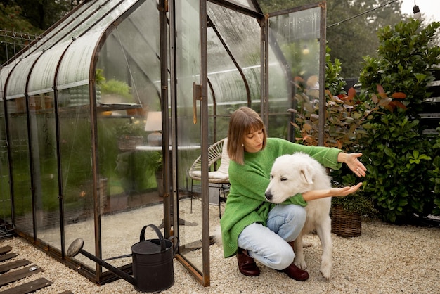 Frau mit Hund im Hinterhof