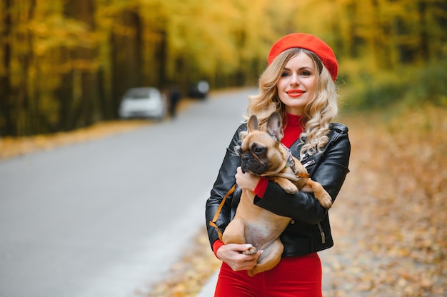 Frau mit Hund im Park spazieren gehen