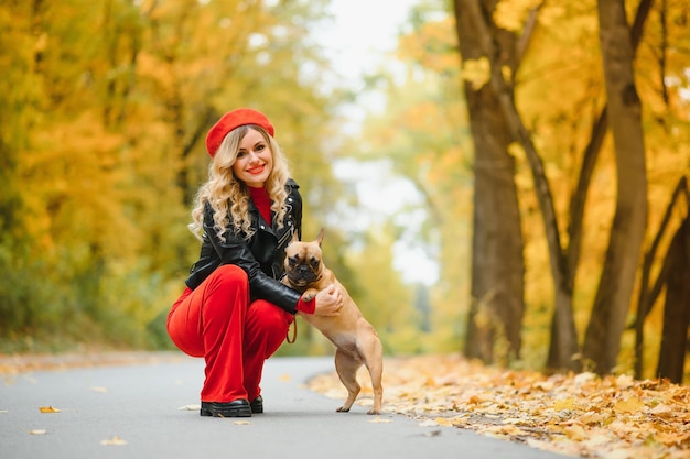 Frau mit Hund im Park spazieren gehen