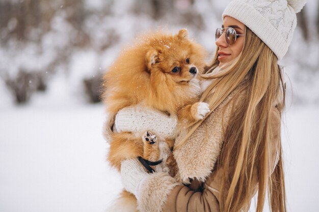 Frau mit Hund im Winter