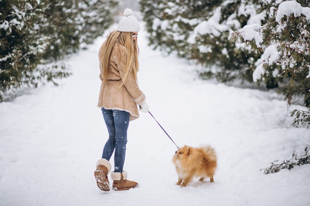 Frau mit Hund im Winter