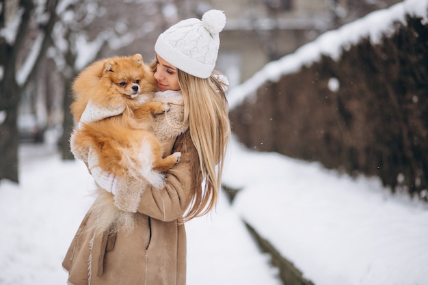 Frau mit Hund im Winter