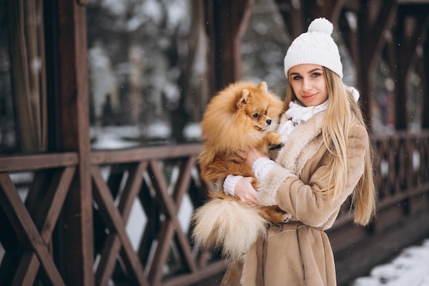 Frau mit Hund im Winter