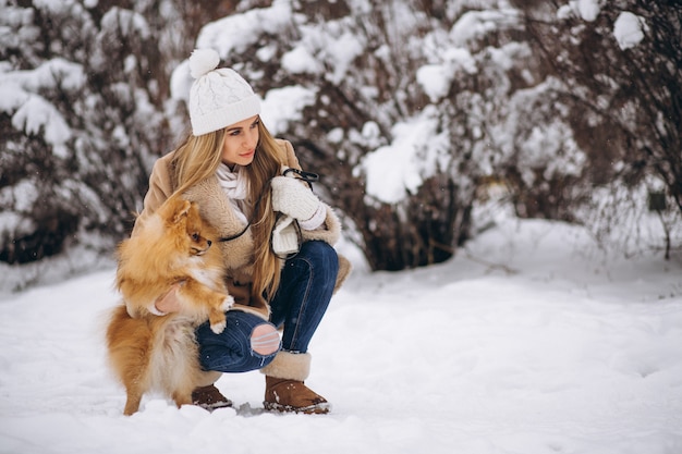 Frau mit Hund im Winter