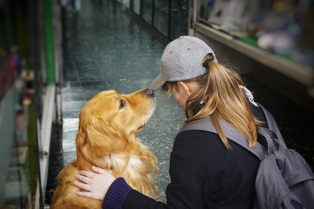 Frau mit Hund sitzt im Flur