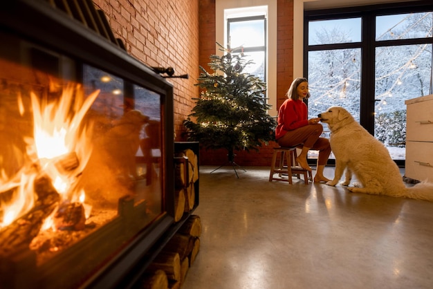 Frau mit Hund zu Hause im Winterurlaub