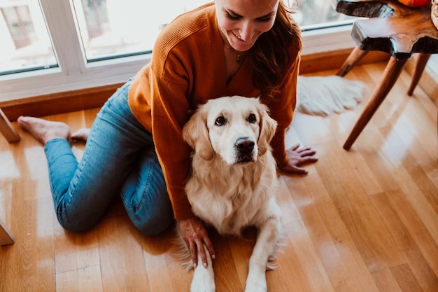 Frau mit Hund zu Hause