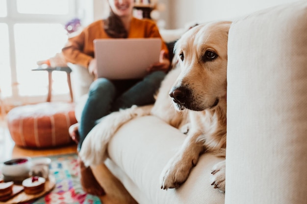 Frau mit Hund zu Hause
